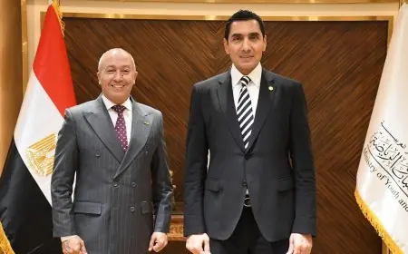وزير الشباب يناقش مع ممدوح الششتاوي استراتيجيات تطوير السياحة الرياضية في مصر