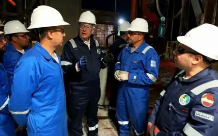 وزير البترول يشارك العمال ليلاً على الحفار EDC 73 بتفقد سير العمل والمبيت مع فريق الوردية الليلية