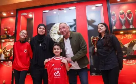 الخطيب يرحب بالطفل سليم أسامة وعائلته في نادي الأهلي