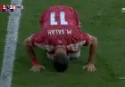 محمد صلاح يودع جماهير ليفربول بعد استبداله في مباراة برينتفورد