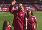 محمد صلاح يودع جماهير ليفربول في أنفيلد برفقة مكة وكيان