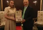 أبو ريدة ورئيسة بعثة المنتخب الروسي يتبادلان الدروع التذكارية في لقائهما المميز