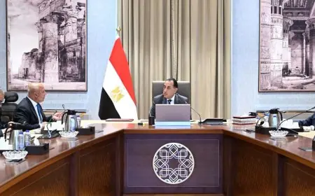 رئيس الوزراء يستعرض تقدم مشاريع الطرق الحيوية والإنجازات المحققة فيها