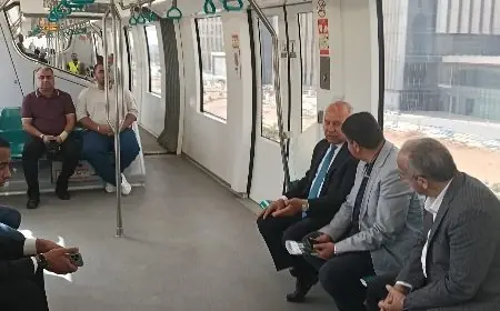 وزير النقل يقوم بجولة صباحية على متن قطار المونوريل إلى مقر عمله في العاصمة الجديدة