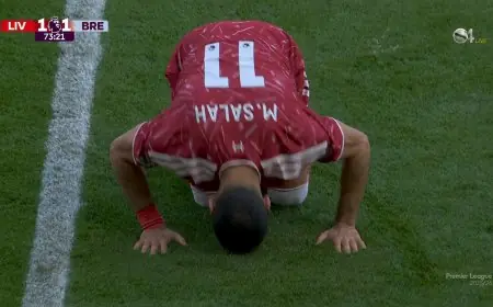 محمد صلاح يودع جماهير ليفربول بعد استبداله في مباراة برينتفورد