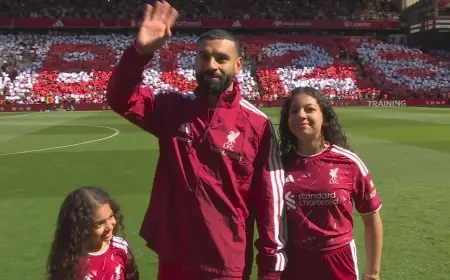 محمد صلاح يودع جماهير ليفربول في أنفيلد برفقة مكة وكيان