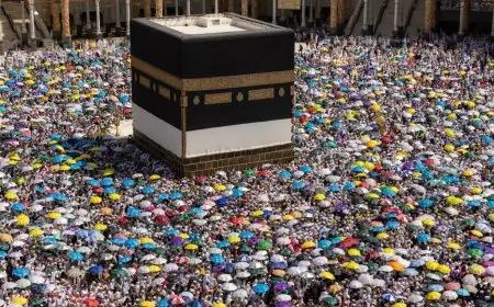 الحجاج يبدؤون طواف الإفاضة في المسجد الحرام بعد اكتمال رمي جمرة العقبة الأولى