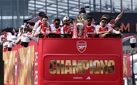 آرسنال يحتفل بلقب البريميرليج بحافلة مكشوفة في شوارع لندن رغم خيبة دوري الأبطال