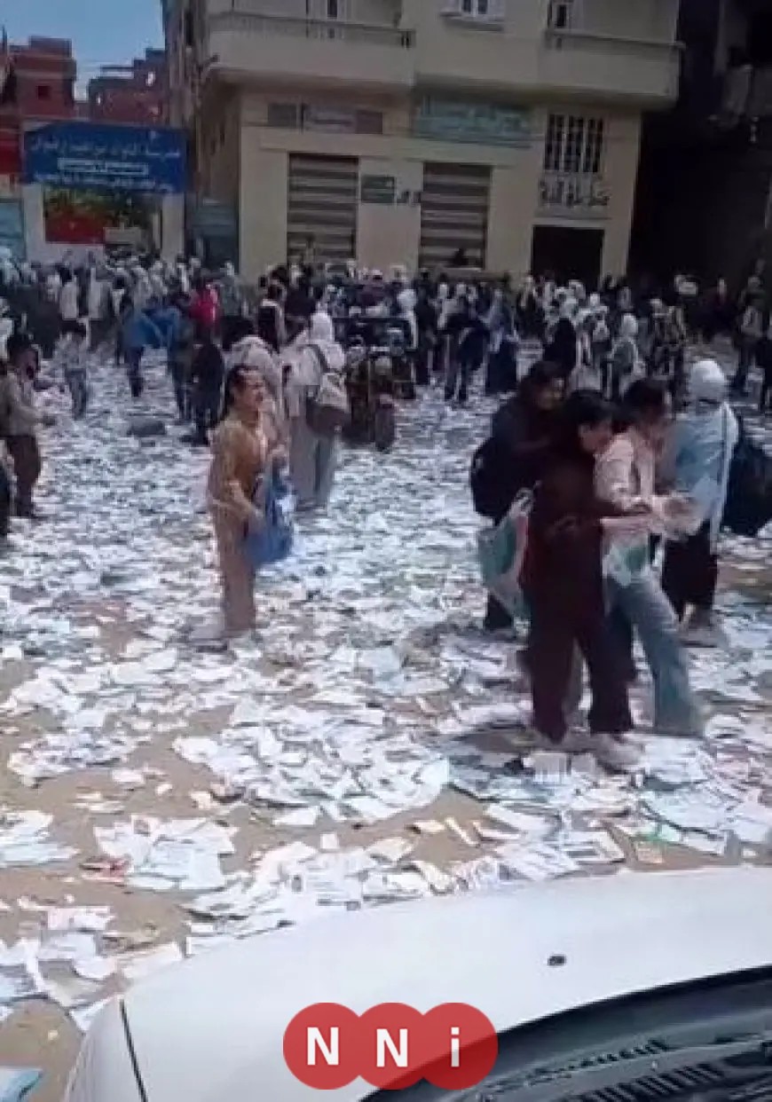 حقيقة تمزيق تلاميذ مدرسة ابتدائي كتب الدراسة بعد الامتحانات: التعليم توضح الموقف