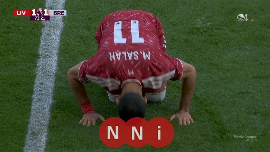 محمد صلاح يودع جماهير ليفربول بعد استبداله في مباراة برينتفورد