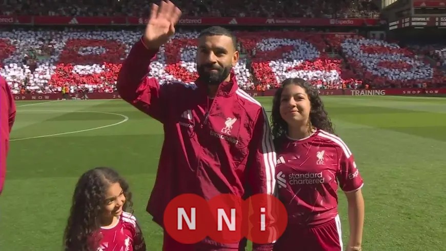 محمد صلاح يودع جماهير ليفربول في أنفيلد برفقة مكة وكيان