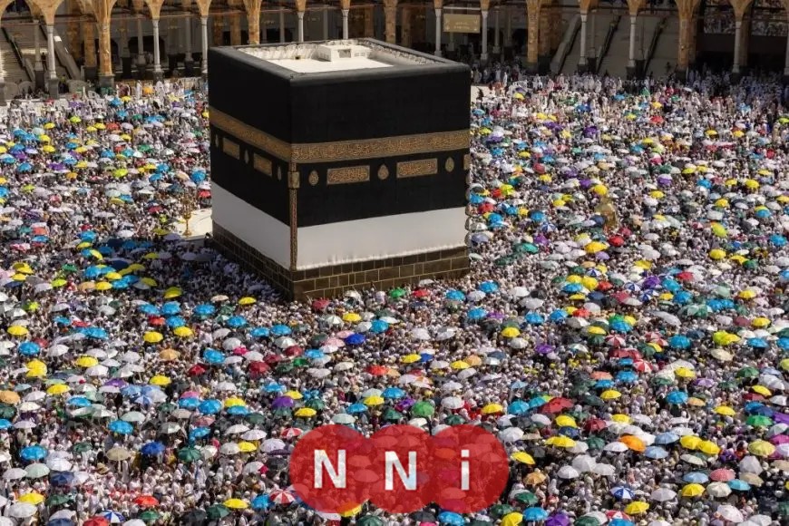 الحجاج يشاركون في طواف الإفاضة بالمسجد الحرام عقب رمي جمرة العقبة الأولى