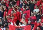الجمهور الألباني يرحب بالمنتخب الإسرائيلي بالأحذية في المباراة الودية