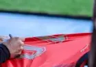 محمد صلاح يتبادل القميص مع نجم كليفلاند براونز في لقطة تجمع بين كرة القدم العالمية والأمريكية