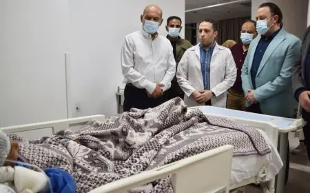 محافظ السويس يتفقد الحالة الصحية للأطفال بعد حادث انقلاب الدراجة النارية