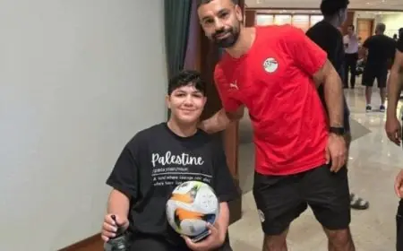 صورة وتوقيع.. محمد صلاح يُدخل البهجة على قلب طفل فلسطيني جُرح في غزة