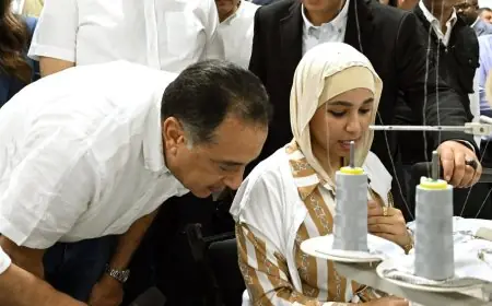 مدبولي يسأل عاملة في مصنع ملابس عن رضاها عن الراتب و الفتاة تؤكد أن دخلها يلبي احتياجاتها