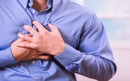 لو بتعاني من آلام في الصدر تشبه الضربة؟ إليك نصيحة حسام موافي