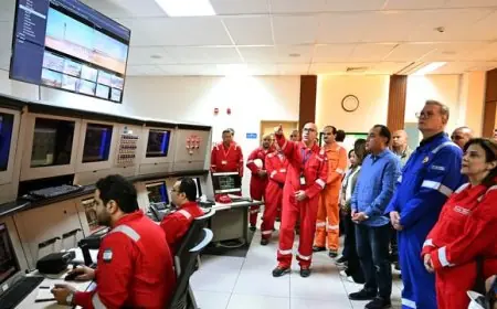 رئيس الوزراء يقوم بجولة تفقدية في مجمع إدكو للغاز الطبيعي المسال