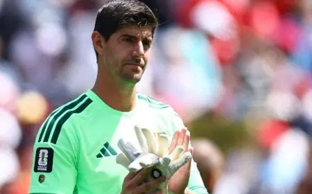 كورتوا يعرض القفاز الذهبي أمام المنتخب المصري ويطلب قميص مرموش