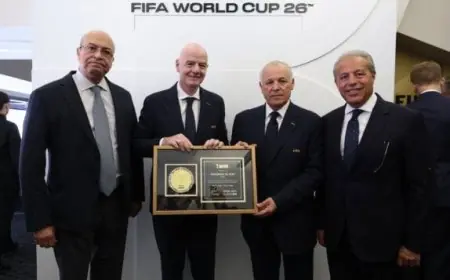 إنفانتينو يقدم لأبو ريدة تذكار كأس العالم باسم الرئيس السيسي خلال مباراة مصر وبلجيكا