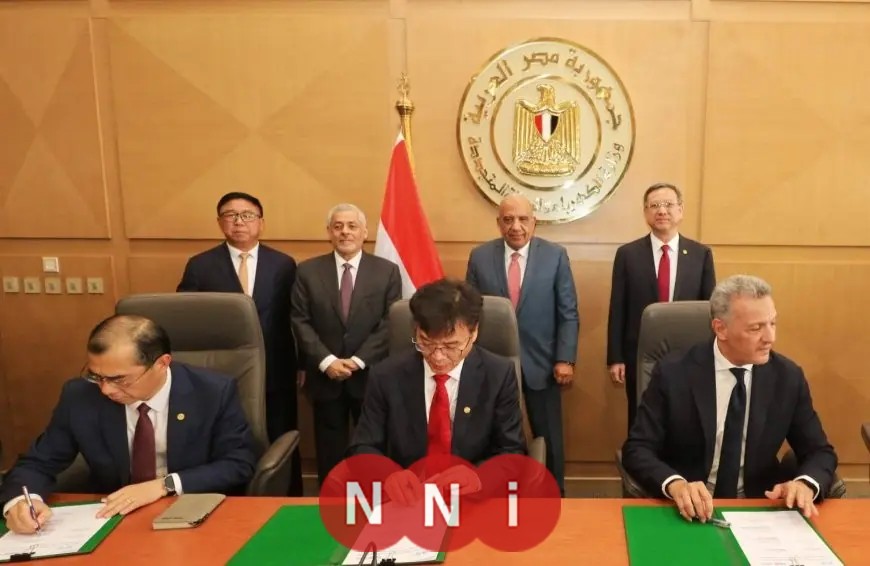 وزير الكهرباء يوقع اتفاقيات تاريخية لإنشاء محطتين لتخزين الطاقة بالبطاريات