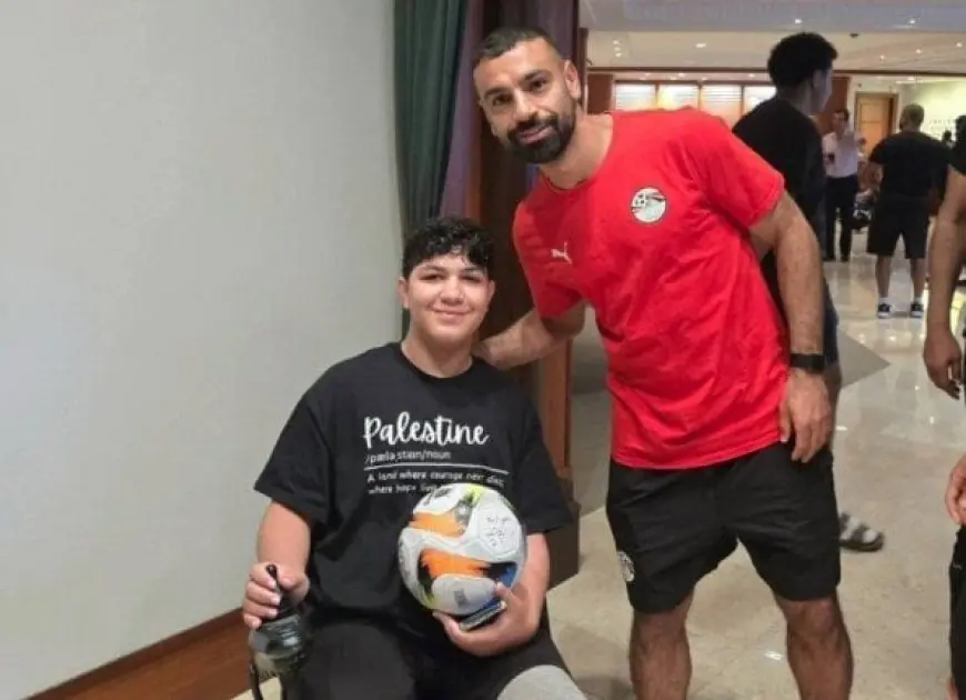 صورة وتوقيع.. محمد صلاح يُدخل البهجة على قلب طفل فلسطيني جُرح في غزة