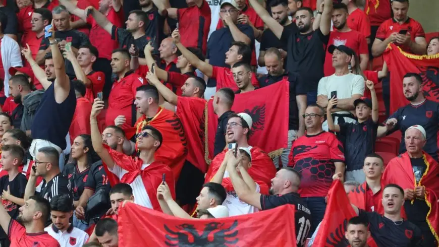 الجمهور الألباني يرحب بالمنتخب الإسرائيلي بالأحذية في المباراة الودية