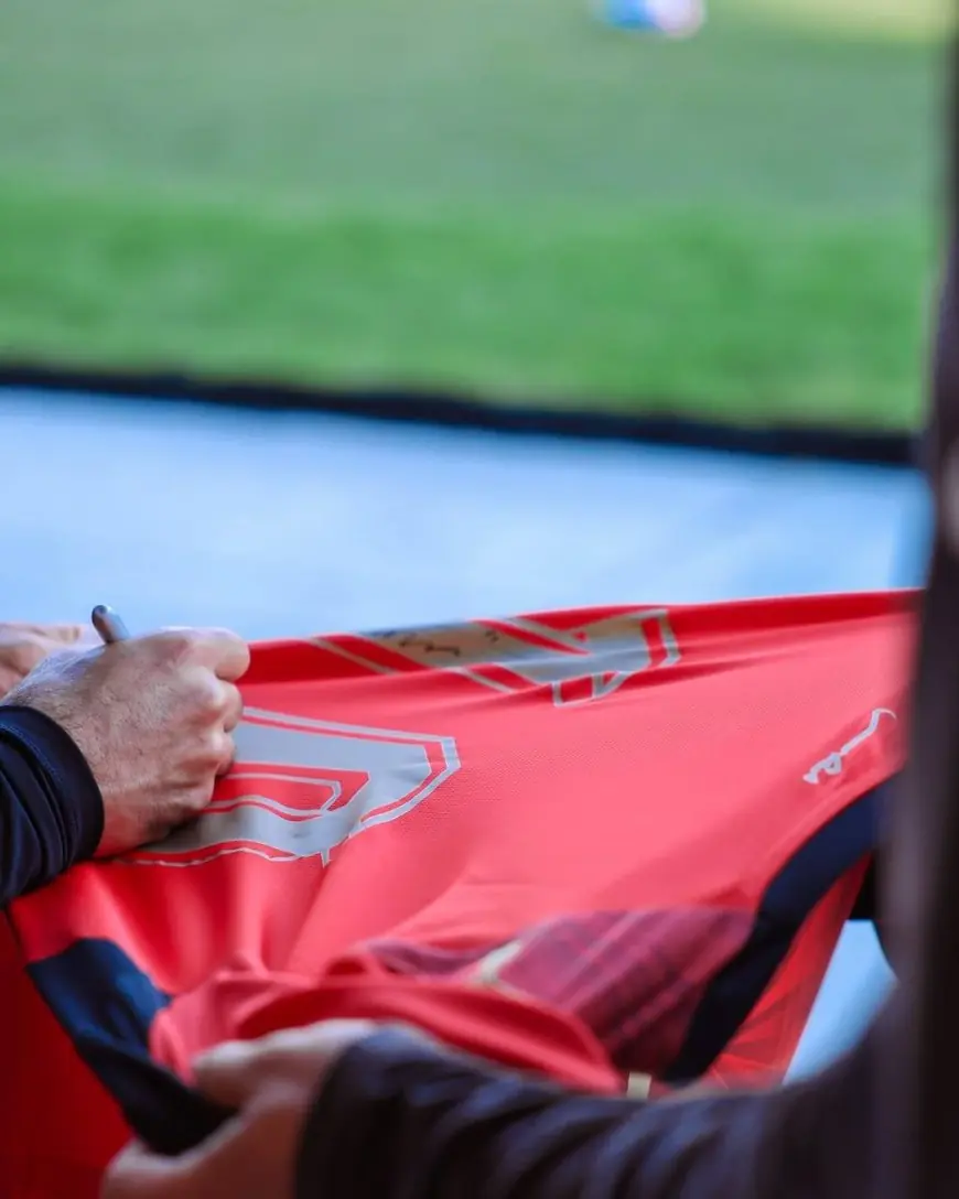 محمد صلاح يتبادل القميص مع نجم كليفلاند براونز في لقطة تجمع بين كرة القدم العالمية والأمريكية