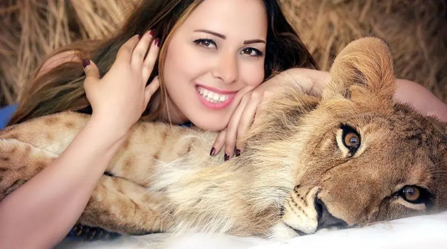 كم سنة يعيش الأسد؟.. أنوسة كوتة تكشف الأسرار