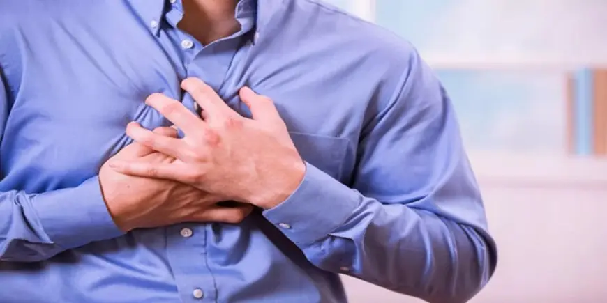 لو بتعاني من آلام في الصدر تشبه الضربة؟ إليك نصيحة حسام موافي