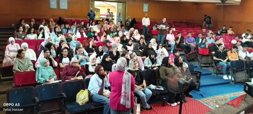 القوافل التعليمية المجانية تضيء طريق طلاب الثانوية العامة في مدرسة بورسعيد الثانوية بنات