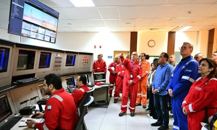 رئيس الوزراء يقوم بجولة تفقدية في مجمع إدكو للغاز الطبيعي المسال