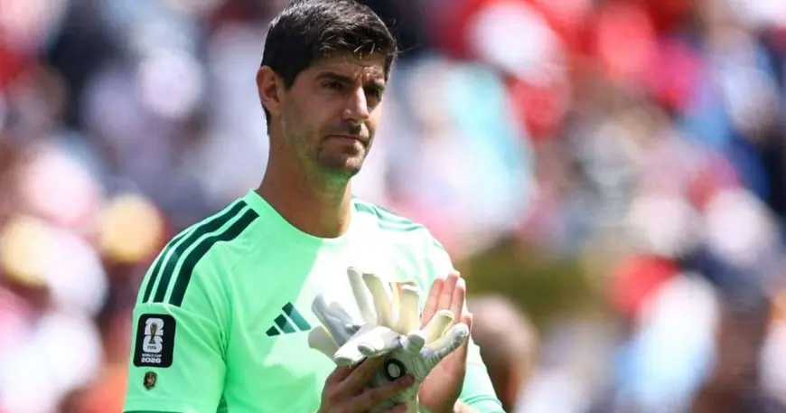 كورتوا يعرض القفاز الذهبي أمام المنتخب المصري ويطلب قميص مرموش
