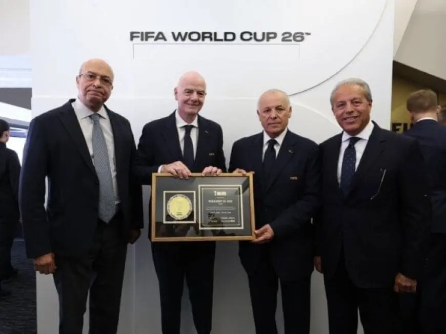 إنفانتينو يقدم لأبو ريدة تذكار كأس العالم باسم الرئيس السيسي خلال مباراة مصر وبلجيكا