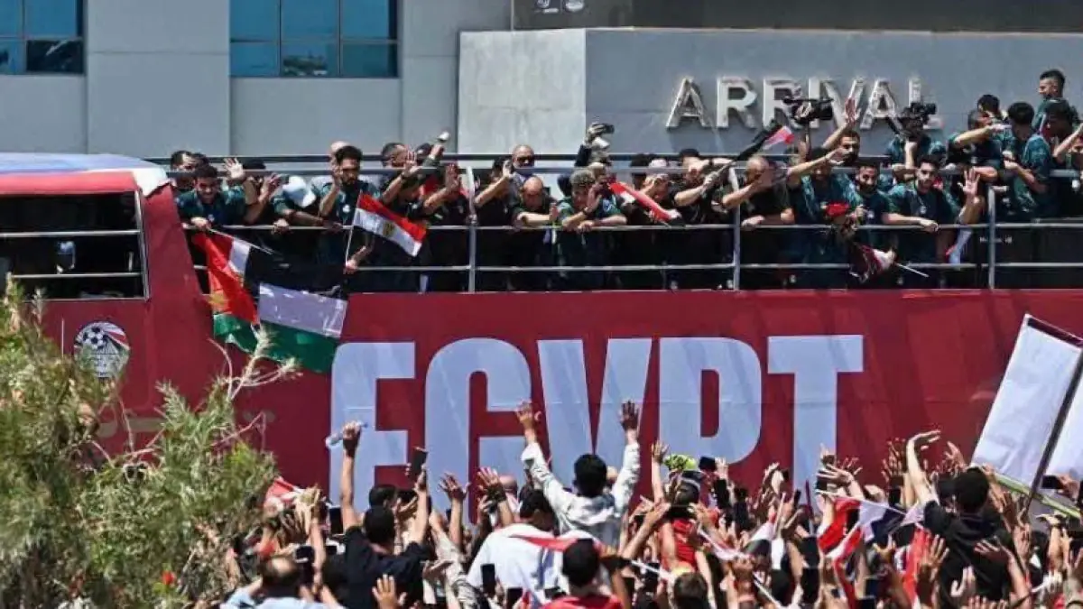 منتخب مصر يستقبل بالأبطال في العلمين ويجذب اهتمام وسائل الإعلام العالمية
