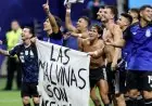 رئيس الأرجنتين يهاجم لاعبي المنتخب بعد رفع لافتة فوكلاند واصفاً إياها بالوطنية الرخيصة
