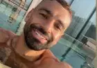 محمد صلاح يشارك لحظات استجمامه في حمام السباحة مع أسرته خلال الإجازة
