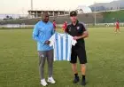 موكوينا يقدم قميص بيراميدز كهدية لمدرب بيرسبوليس الإيراني عقب المباراة الودية في تركيا