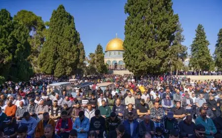 50 ألف مصل فلسطيني يتحدون قيود الاحتلال لأداء صلاة الجمعة في المسجد الأقصى