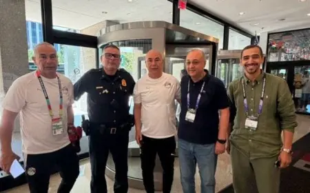 شرطة دالاس تقدم للتوأم شارة كأس العالم قبل مغادرتهما إلى أتلانتا