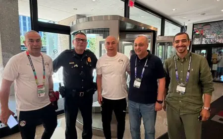 شرطة دالاس تفاجئ التوأم بشارة كأس العالم قبل رحلتهما إلى أتلانتا