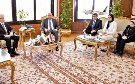 وزير الطيران يناقش تعزيز التعاون الجوي مع سفير بلغاريا