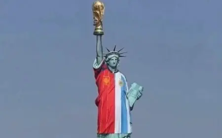 تمثال الحرية يتقلد قميصي الأرجنتين وإسبانيا قبل نهائي كأس العالم 2026 «صور»