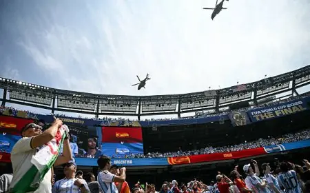 مروحيات ترامب تحلق قبل هبوطها في استاد نهائي كأس العالم