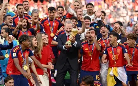 الملك فيليب السادس وابنتاه يحتفلون بالتتويج بكأس العالم مع منتخب إسبانيا على منصة الفخر بالصور