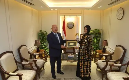 وزير النقل يكرم ليلى الأنصاري لشجاعتها في حماية القطار من الحجارة ويمنحها عقد عمل تكريما لوطنيتها