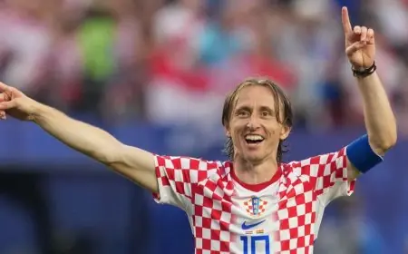مودريتش يمدد عقده مع ميلان ويؤجل الاعتزال لتحقيق مزيد من الإنجازات