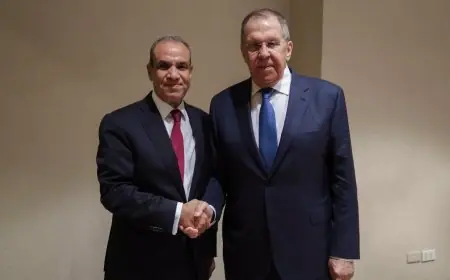وزير الخارجية يؤكد خلال لقائه بنظيره الروسي على أهمية حماية حرية الملاحة في الممرات المائية الدولية