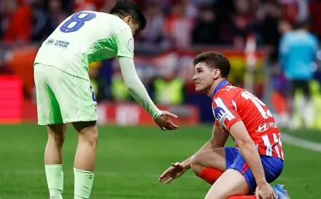 أربعة نجوم من برشلونة يعرقلون صفقة انضمام خوليان ألفاريز